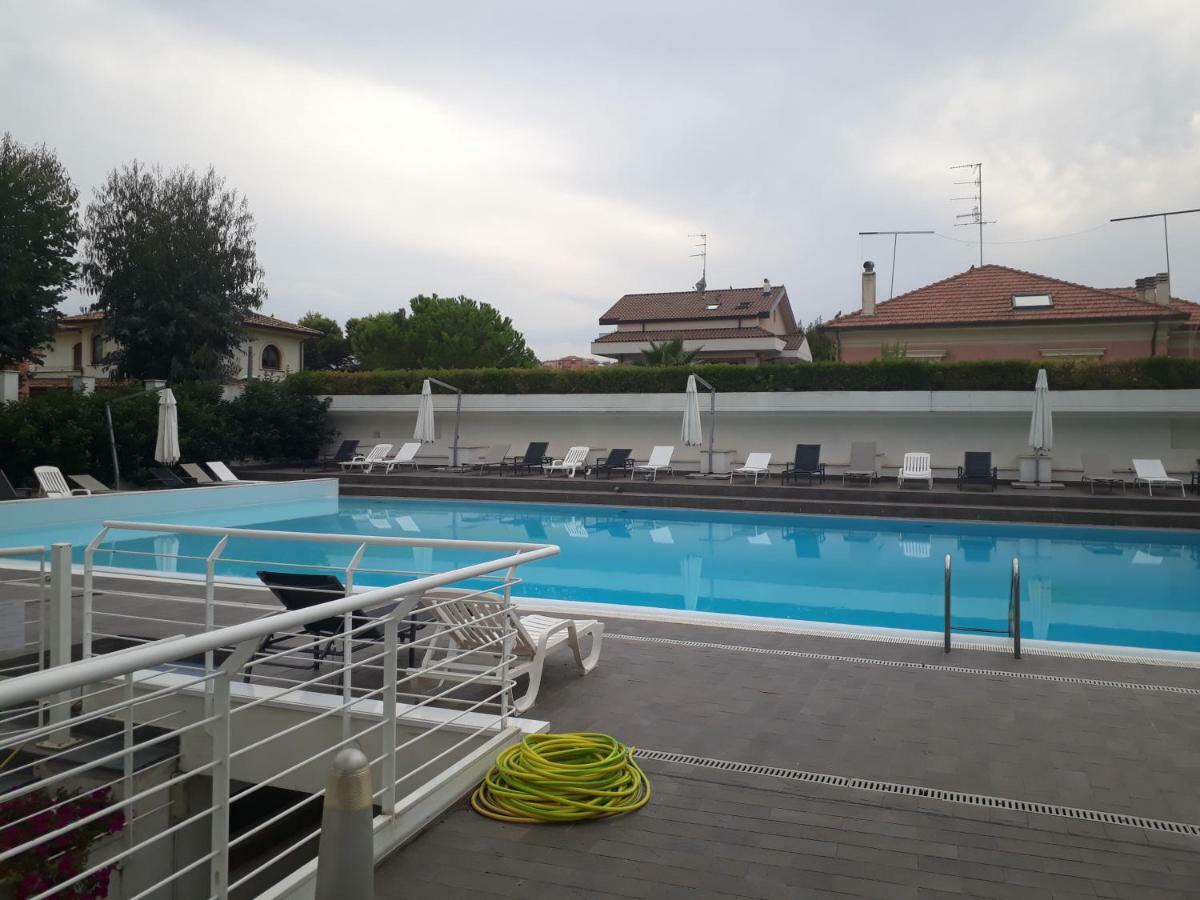 Riviera Palace Giulianova: Beachfront In Location Apartment