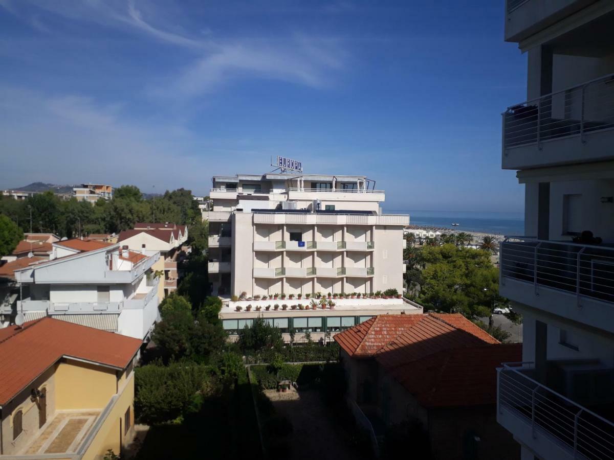 Apartment Riviera Palace Giulianova: Beachfront In Location *