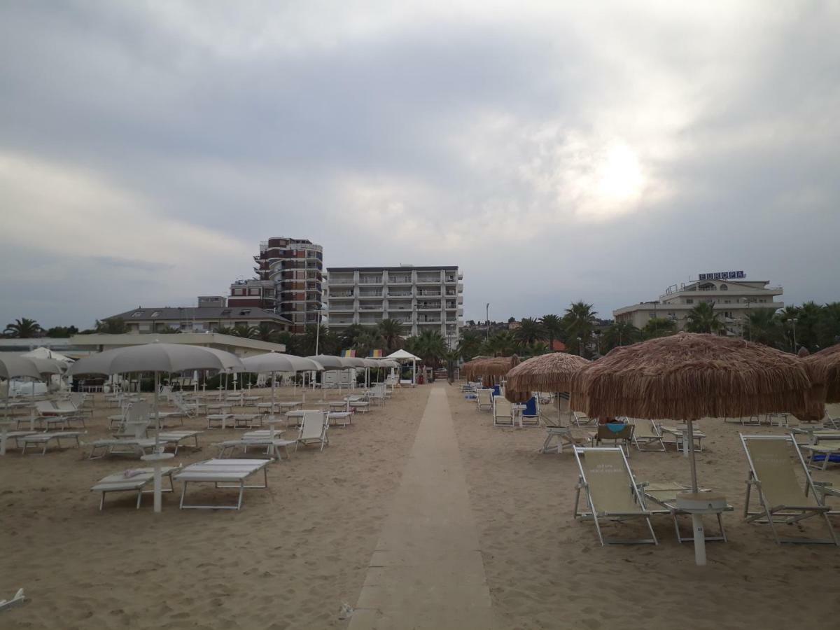 Apartment Riviera Palace Giulianova: Beachfront In Location Giulianova