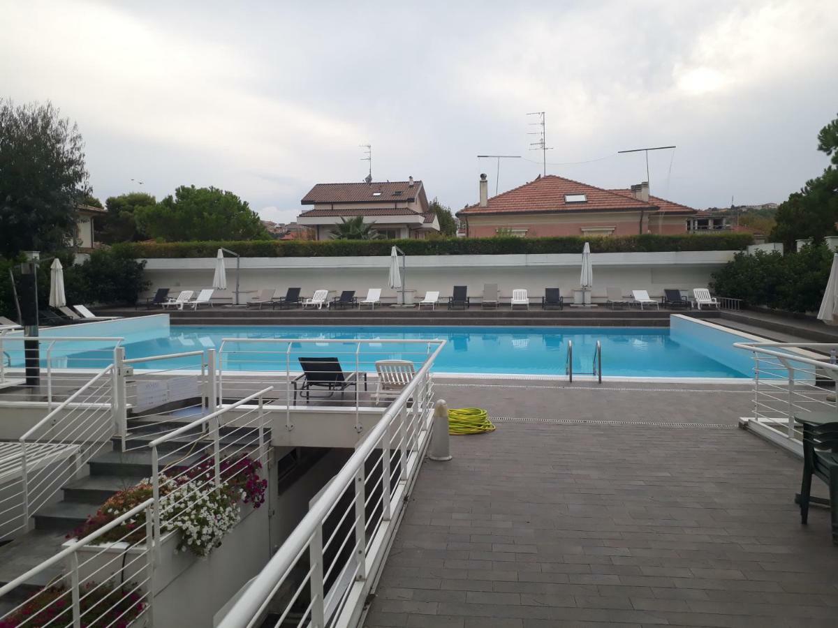 Apartment Riviera Palace Giulianova: Beachfront In Location Giulianova