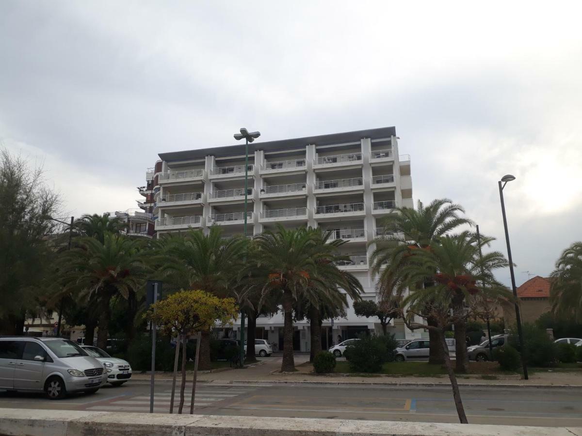Riviera Palace Giulianova: Beachfront In Location Apartment *