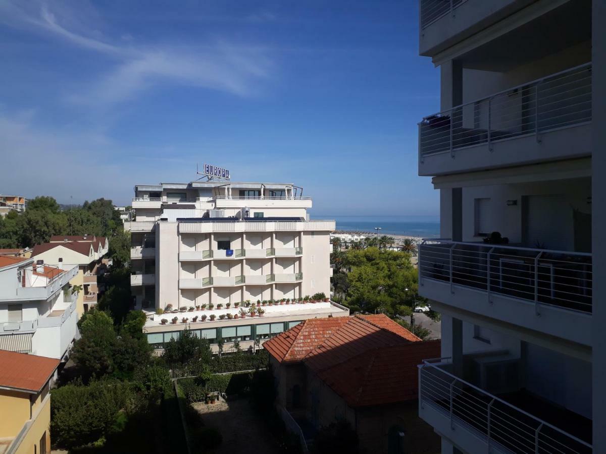 Riviera Palace Giulianova: Beachfront In Location Apartment